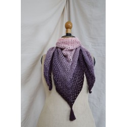 Châle triangulaire crocheté...